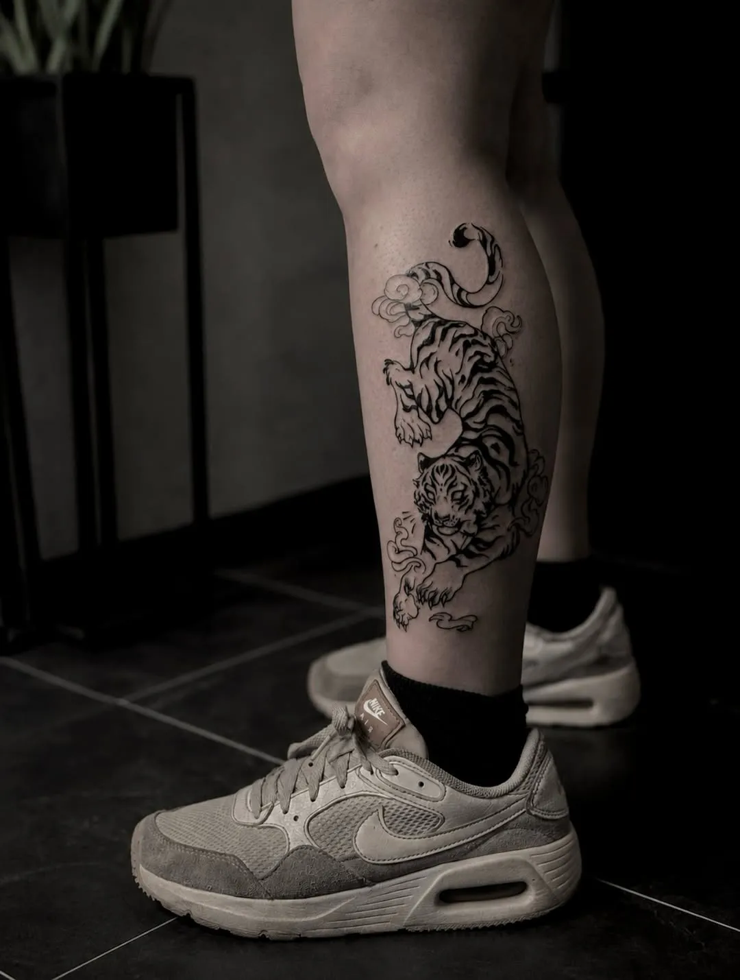 Blackwork tīģera tetovējums ar mākoņiem uz ikra